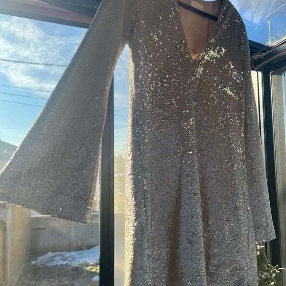 Beautiful jetset diaries sequence dress with bell sleeves. - Picture 7 of 7